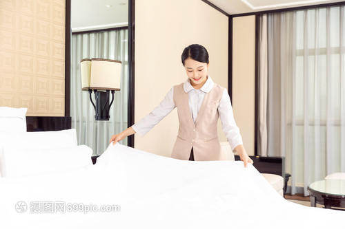酒店管理保潔員整理床鋪