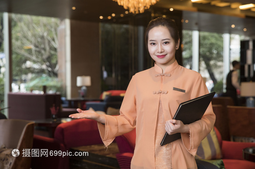 酒店服務員給顧客點餐
